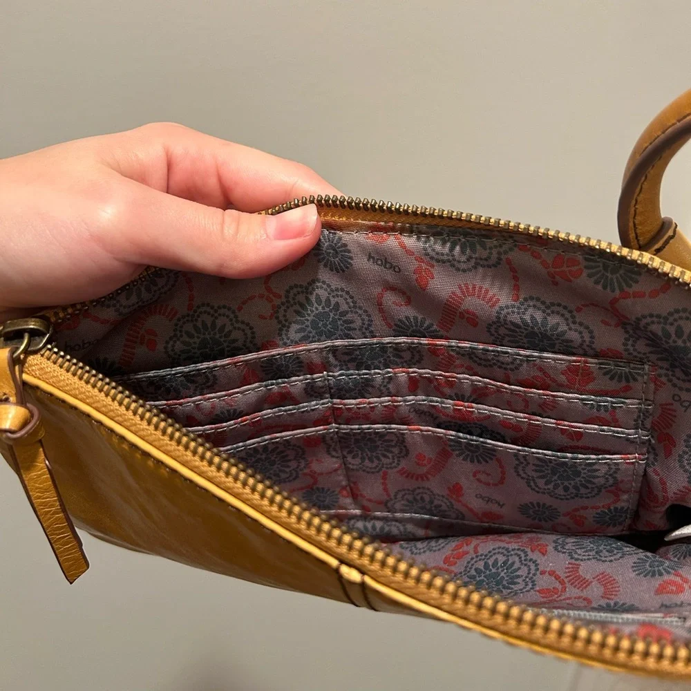 HOBO Sable Wristlet Polished Leather Natural - Picture 5 of 6